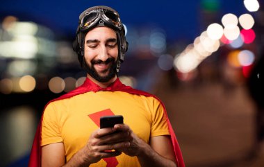 cep telefonu ile deli süper kahraman