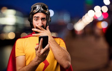 cep telefonu ile deli süper kahraman