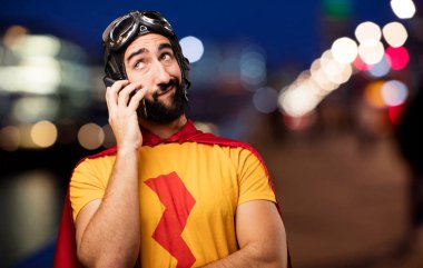 cep telefonu ile deli süper kahraman