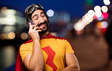 cep telefonu ile deli süper kahraman