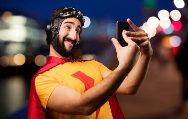 cep telefonu ile deli süper kahraman