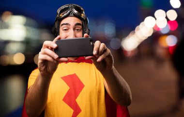 cep telefonu ile deli süper kahraman