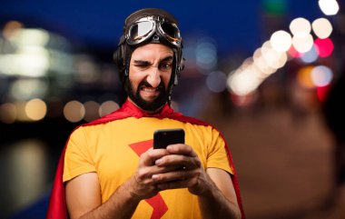 cep telefonu ile deli süper kahraman