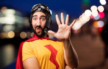 sayı işareti ile deli süper kahraman