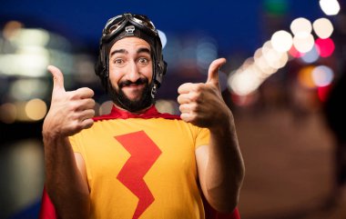 Tamam işareti ile deli süper kahraman