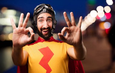 Tamam işareti ile deli süper kahraman