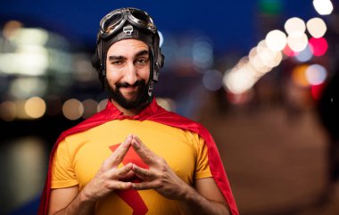 bir şeyler planlıyor deli süper kahraman