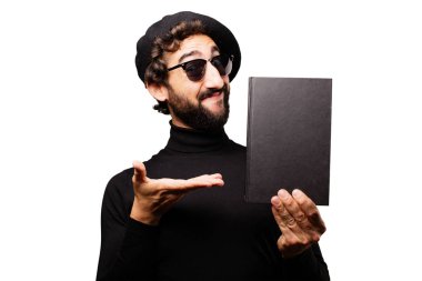 bir kitapla genç Fransız sanatçı