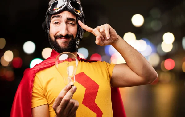 ampul ile deli süper kahraman