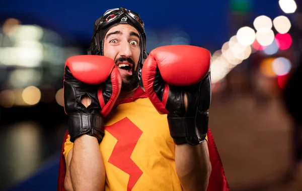 Verrückter Superheld in Kampfpose — Stockfoto