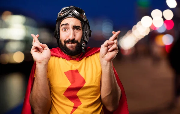 Verrückter Superheld mit Daumendrücken — Stockfoto