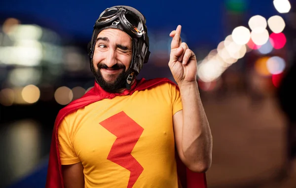 Superhéroe loco con cruce de dedos — Foto de Stock