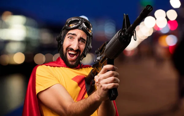 Loco super héroe con un arma —  Fotos de Stock