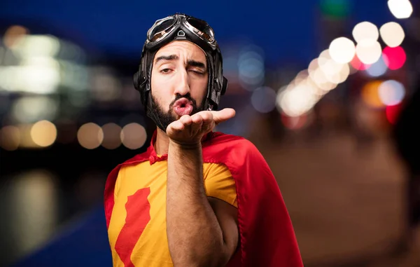 Verrückter Superheld mit Luftkuss — Stockfoto
