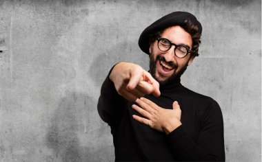 Genç Fransız sanatçı şaka yapıyor.