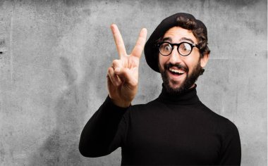 Sanatçı sayı iki işareti ile Fransız