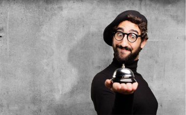 genç Fransız sanatçı halka bell ile