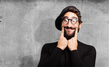 Genç Fransız sanatçı gülümsüyor.