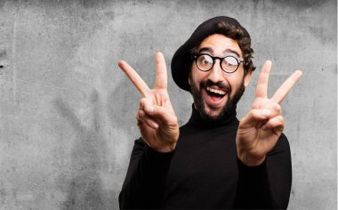 zafer işareti ile genç Fransız sanatçı