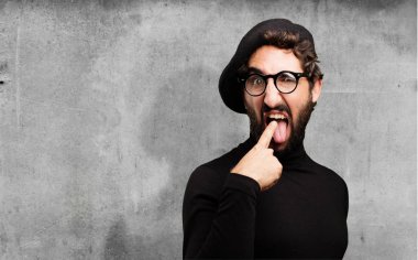 kusmuk işareti ile genç Fransız sanatçı