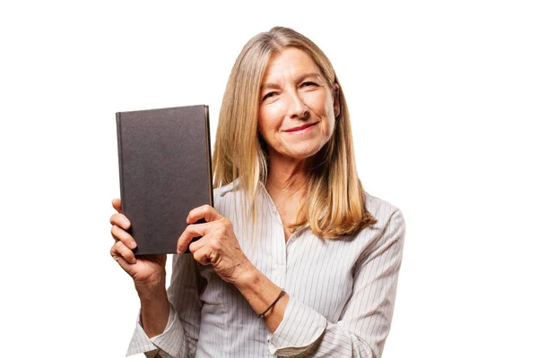 Anziana bella donna con un libro — Foto Stock