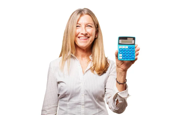 Senior belle femme avec calculatrice — Photo