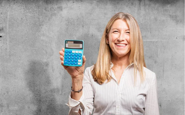 Senior mooie vrouw met calculator — Stockfoto