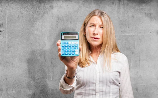 Senior mooie vrouw met calculator — Stockfoto