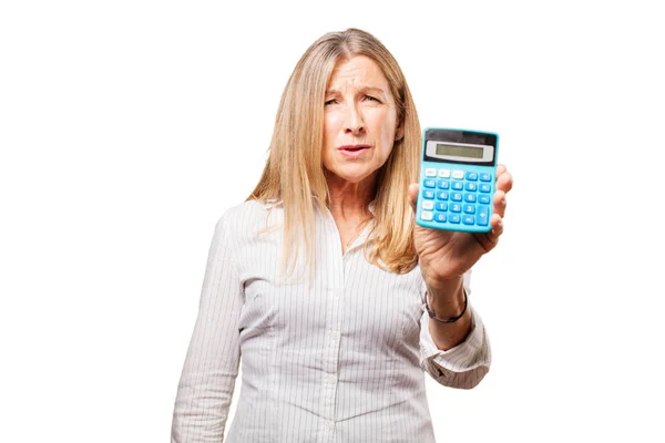 Äldre vacker kvinna med miniräknare — Stockfoto