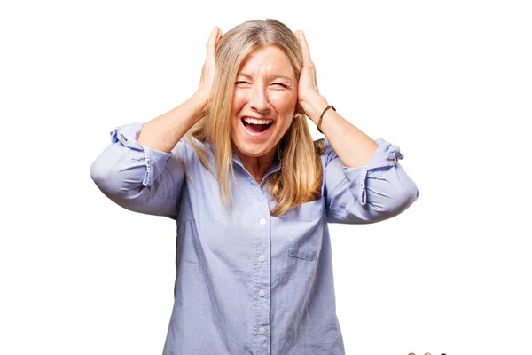 Ältere schöne Frau, die Ohren bedeckt — Stockfoto