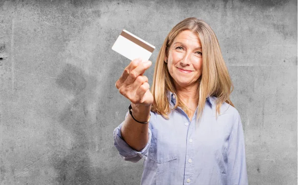 Starszy, piękna kobieta z karty kredytowej — Zdjęcie stockowe