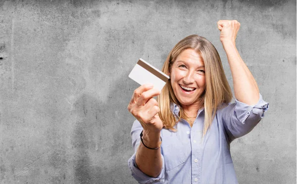 Senior hermosa mujer con tarjeta de crédito — Foto de Stock