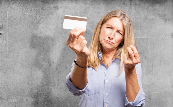 Anziana bella donna con carta di credito — Foto Stock