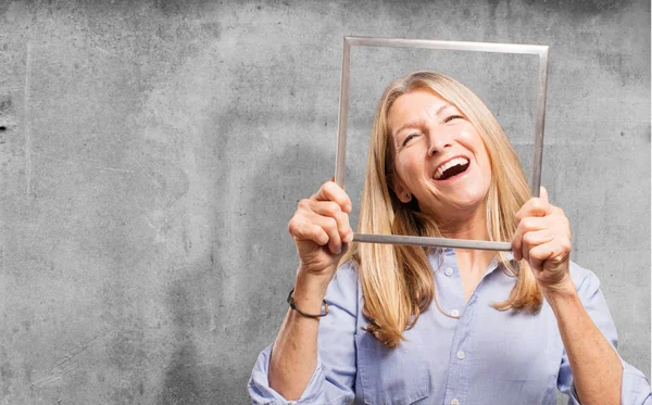 Senior schöne Frau mit Rahmen — Stockfoto