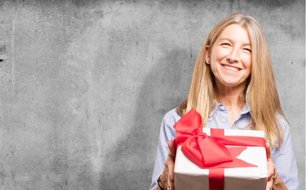 Anziana bella donna con regalo — Foto Stock