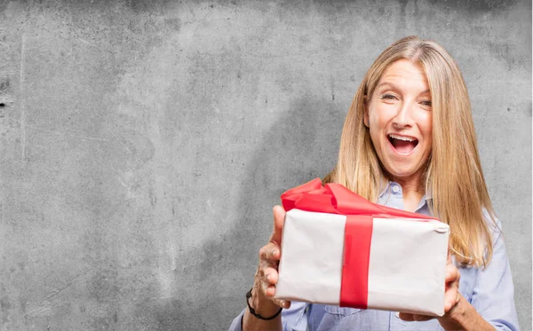 Senior hermosa mujer con regalo —  Fotos de Stock