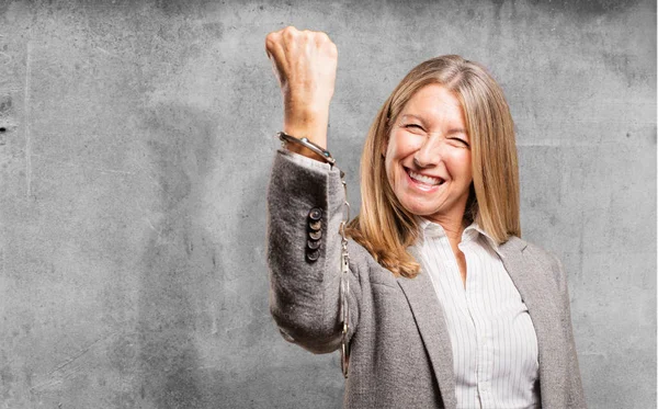 Senior schöne Frau mit Handschellen — Stockfoto