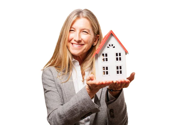 Senior mooie vrouw met een huis-model — Stockfoto