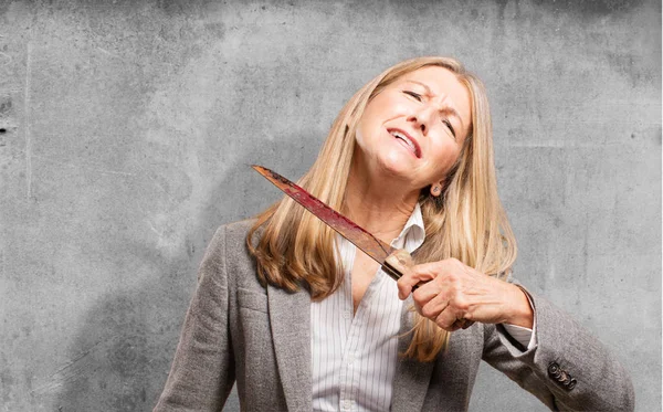 Bıçak ile üst düzey güzel kadın — Stok fotoğraf