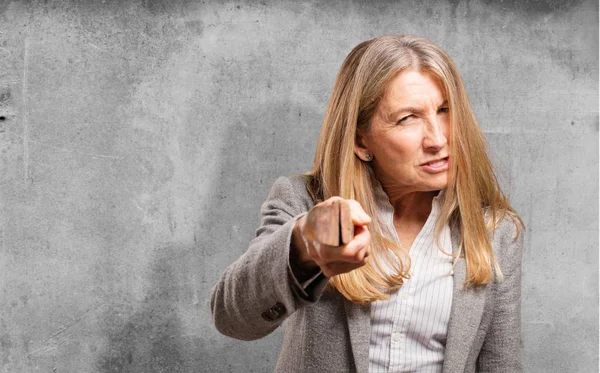 Senior schöne Frau mit Messer — Stockfoto