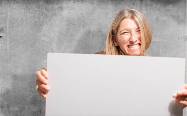 bir afiş ile üst düzey güzel kadın