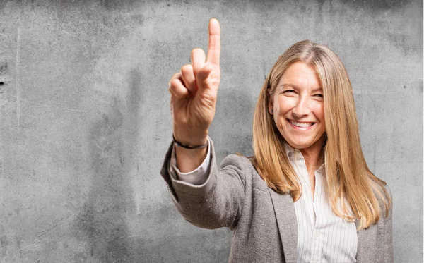 Vrouw met nummer één teken — Stockfoto