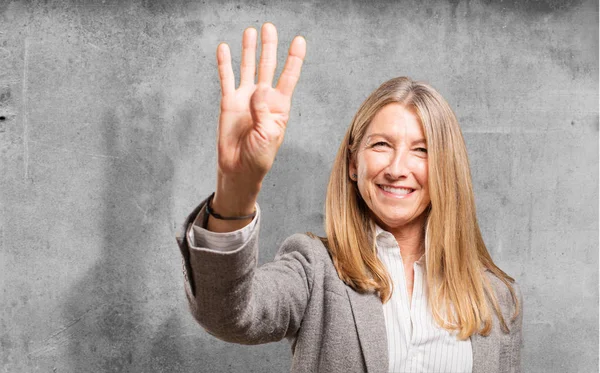 Mujer con el signo número cuatro — Foto de Stock