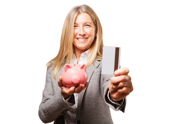 Kadın piggy banka ve kredi kartı ile — Stok fotoğraf