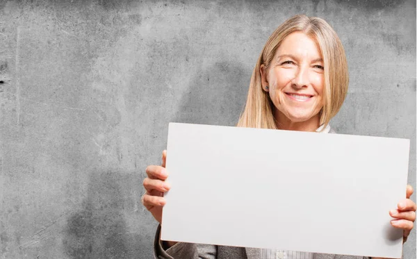 Äldre vacker kvinna med ett plakat — Stockfoto