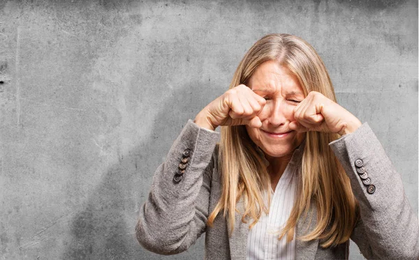 Äldre vacker kvinna i sorgliga pose — Stockfoto