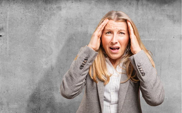 Mujer hermosa senior en pose de miedo — Foto de Stock