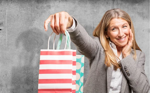 Senior schöne Frau mit Einkaufstaschen — Stockfoto