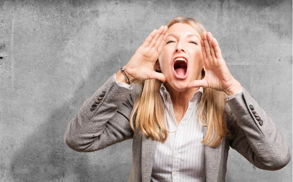 Vedoucí krásná žena křičí — Stock fotografie