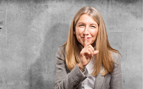 Senior mooie vrouw met stilte teken — Stockfoto